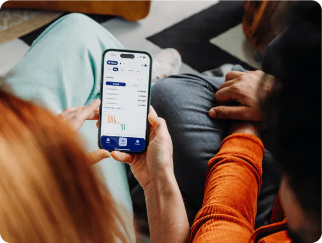 Un couple consulte sa consommation d'énergie dans l'app Chargee