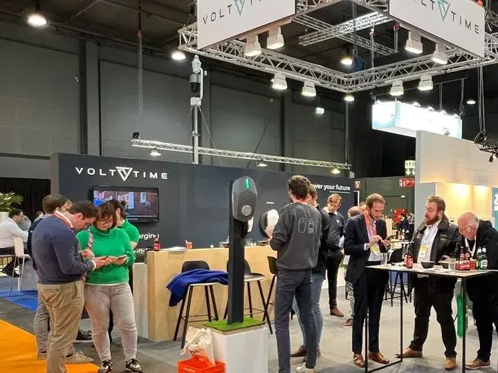 Visitantes en el estand de Volt Time en una feria del sector